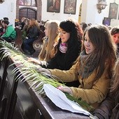  Spotkanie młodzieży w Niedzielę Palmową rozpoczyna się w kościele Wszystkich Świętych w Gliwicach