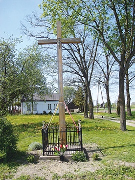 Nowy krzyż został postawiony  18 marca 2002 roku