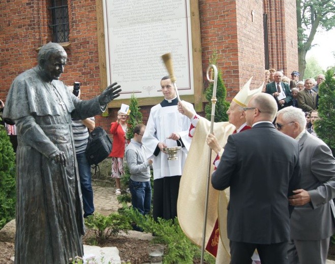 Pomnik poświęcił abp Piszcz