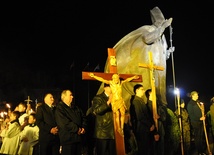 Modlitwa przy pomniku Jana Pawła II w Dębicy