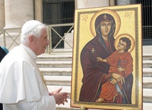 Benedykt XVI przed ikoną Salus Populi Romani