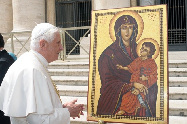Benedykt XVI przed ikoną Salus Populi Romani