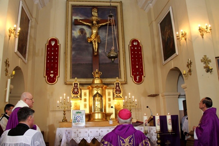 Prezbiterium kościoła w Radziejowicach z repliką obrazu Józefa Chełmońskiego