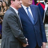 Nowy premier Francji Manuel Valls (z lewej) i jego poprzednik Jean-Marc Ayrault