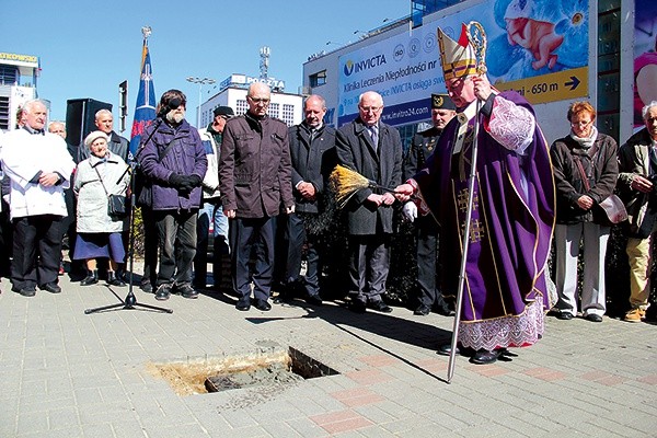 Arcybiskup Sławoj Leszek Głódź poświęcił miejsce, w którym w przyszłości stanie pomnik ks. Hilarego Jastaka 