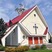 Kościół ma ciekawą bryłę  i zadbane otoczenie