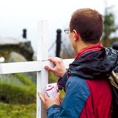 Niektórzy z uczestników nabożeństwa oprócz intencji nieśli także drewniane krzyże. Na zdjęciu Adam Brawata z Wrocławia 