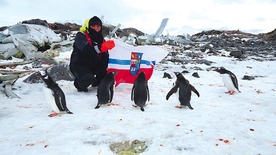  Antarktyczne pingwiny z zainteresowaniem obejrzały kołobrzeską flagę, zaś zdjęcie komandora zrobiło furorę wśród mieszkańców regionu