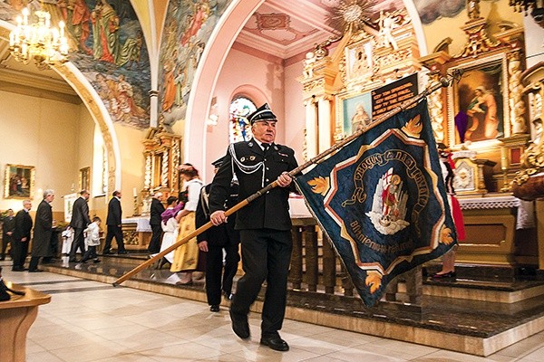  Świątynię w Lubszy wypełniły barwne korowody pocztów sztandarowych i mieszkańców w strojach regionalnych