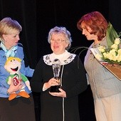 Powyżej: Jadwiga Tworzowska ze statuetką Dobroczyńca Roku. Obok wiceprezydent Radomia Anna Kwiecień (z lewej) i Ewa Ziętek