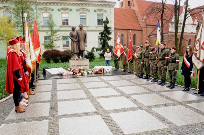 Po obu stronach pomnika znajdują się płyty, na których wypisano imiona i nazwiska wszystkich ofiar katastrofy