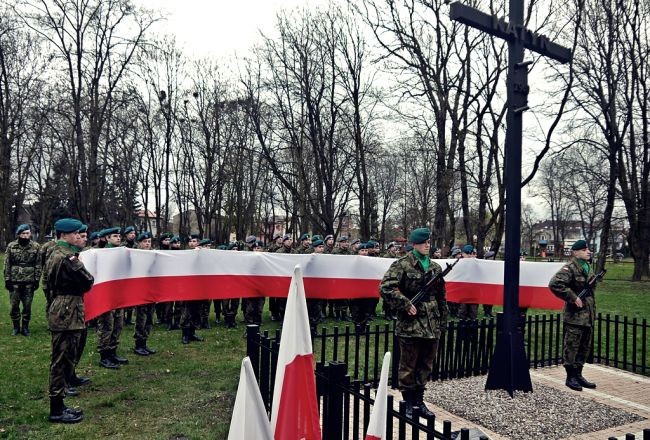 Członkowie Jednostki Strzeleckiej 1006 Płońsk w trakcie uroczystości pełnili wartę przy katyńskim krzyżu i rozpostarli biało-czerwoną flagę