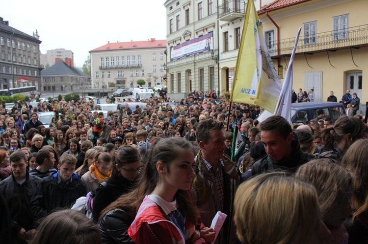 Niedziela Palmowa Młodych: procesja do katedry - cz. 2