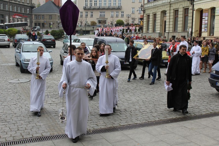 Niedziela Palmowa Młodych: procesja do katedry - cz. 2