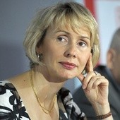 Agnieszka Romaszewska-Guzy  jest córką Zofii i Zbigniewa Romaszewskich. Do 1989 r. współpracowała z ruchem opozycyjnym. Internowana w stanie wojennym. Z Telewizją Polską związana od 1992 r. Autorka reportaży i filmów dokumentalnych, m.in. „W cieniu KGB”, „Misjonarze”, „Towarzysze i przyjaciele”, „Cudza ojczyzna”. Przez prezydenta Lecha Kaczyńskiego została odznaczona Krzyżem Kawalerskim Orderu Odrodzenia Polski. Obecnie jest członkiem władz Europejskiej Federacji Dziennikarzy – EFJ, wiceprezesem Stowarz...