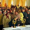  Ucałowanie relikwii św. s. Faustyny i bł. Jana Pawła II przez parafian z Ropy