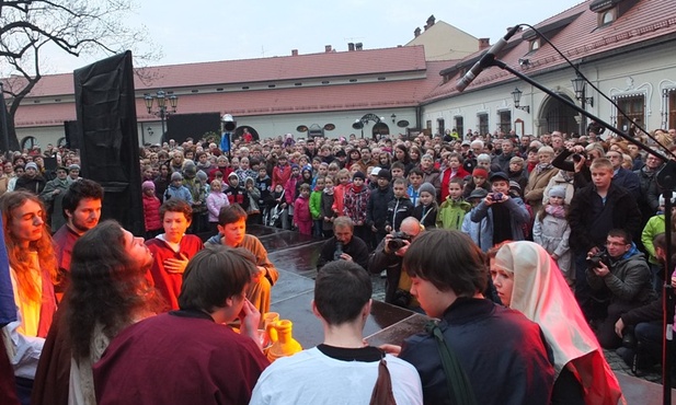 Wielu żywczan chciało uczestniczyć w misterium Teatru K