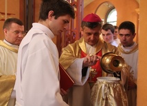 Podczas tej Eucharystii bp Roman Pindel poświęcił olej Krzyżma św.