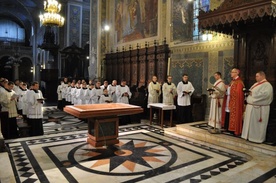 Modlitwa brewiarzowa w prezbiterium płockiej katedry pod przewodnictwem bp. Piotra Libery