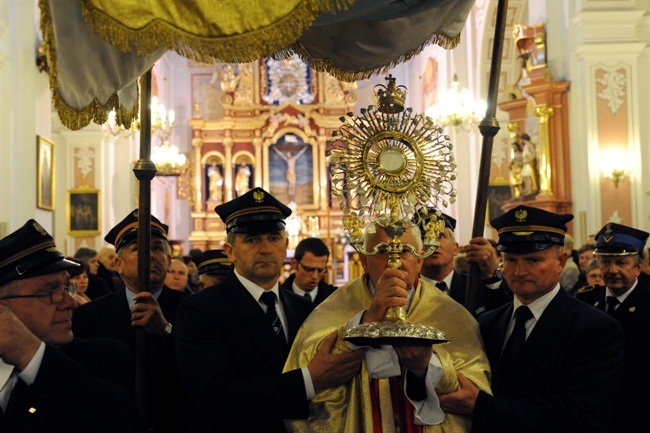 Procesja rezurekcyjna i "Wielkanocna Baba" w Opocznie