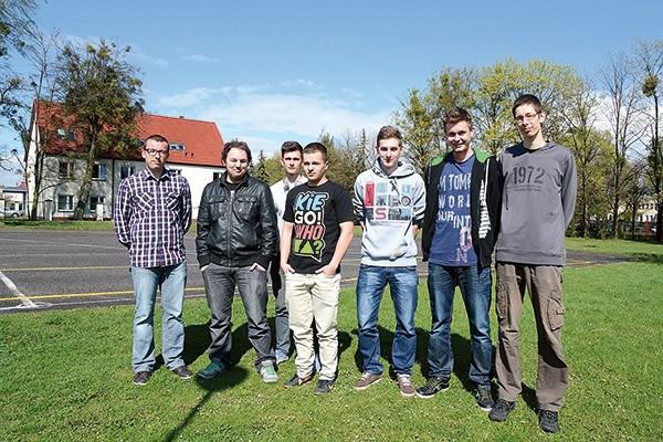 Zdzisław Pytka (pierwszy z lewej) ma czas dla uczniów również po lekcjach
