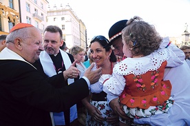  Metropolita krakowski jest zawsze serdecznie przyjmowany przez wiernych