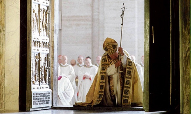 6.01.2001. Jan Paweł II zamyka Święte Drzwi bazyliki św. Piotra, kończąc Rok Jubileuszowy 2000