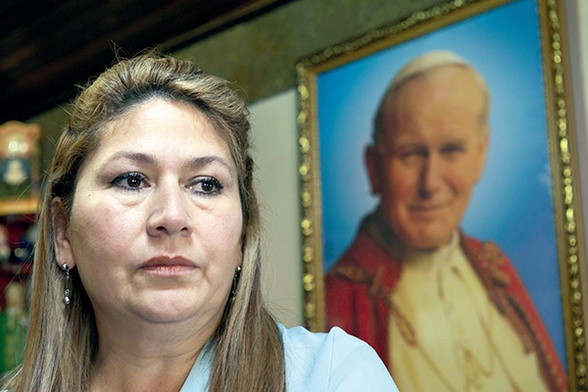 Floribeth Mora Díaz (ur. 1963) z wykształcenia jest prawnikiem, prowadzi księgowość w firmie należącej do jej męża. Ma czworo dzieci i pięcioro wnucząt. Mieszka w miejscowości Dulce Nombre de Jesús w Kostaryce 
