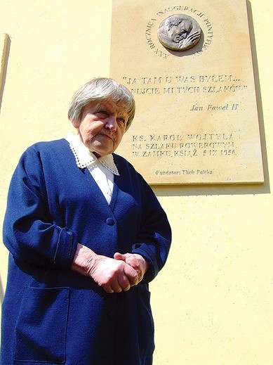 Antonina Kowalska, uczestniczka rowerowej wyprawy z 1956 r., pod tablicą upamiętniającą pobyt ks. Karola Wojtyły w Książu