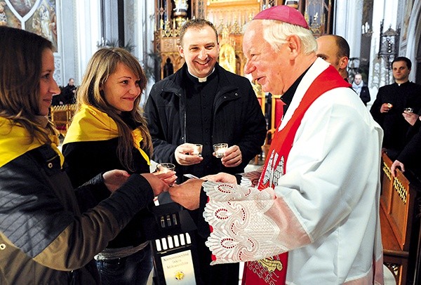 Powyżej: Jako pierwszy w radomskiej katedrze wypełnionej wiernymi, w większości młodzieżą, lampion od stypendystów otrzymał bp Adam Odzimek 