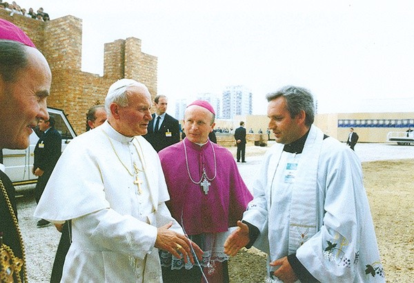 Czuby. Przy nowo budującym się kościele papież odprawił Mszę św.