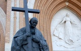 Pod pomnikiem Jana Pawła II przed katedrą zostaną ustawione lampiony