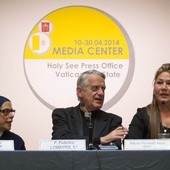 Od lewej: s. Adele Labianca, ks. Federico Lombardi i Floribeth Mora Díaz