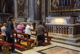 Modlitwa przy grobie bł. Jana Pawła II brzmi w wielu językach