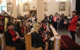Chór i orkiestra podczas Eucharystii w sanktuarium na Górce - w przeddzień wyjazdu do Rzymu