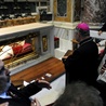 Bp Henryk Tomasik z modlitwą na grobach Jana XXIII i Jana Pawła II