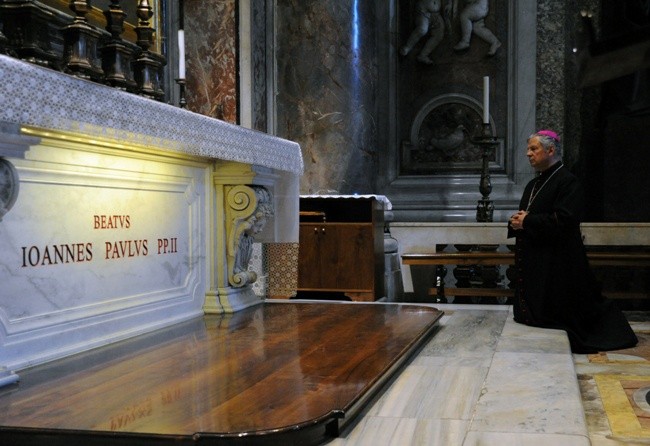 Bp Henryk Tomasik modli się przy grobie Jana Pawła II