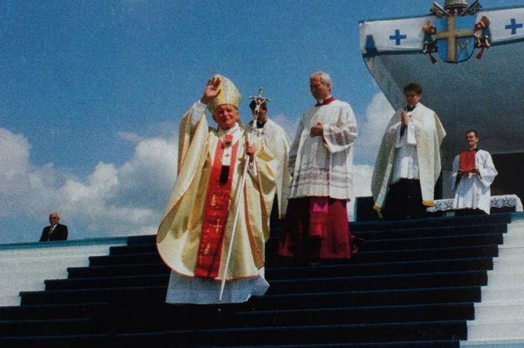 Zdjęcia z papieskiej pielgrzymki do Olsztyna z roku 1991. Wykonał Arturo Mari, własność ks. inf. Jan Górny.