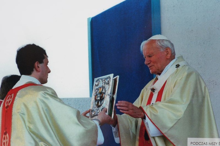 Zdjęcia z papieskiej pielgrzymki do Olsztyna z roku 1991. Wykonał Arturo Mari, własność ks. inf. Jan Górny.