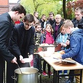  Po Mszy św. na świeżym powietrzu serwowany był żurek