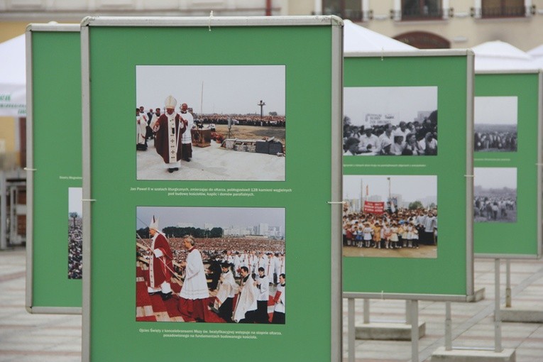 Papieską pielgrzymkę do Tarnowa przypomina wystawa zorganizowana przez Muzeum Okręgowe w Tarnowie.