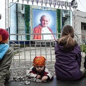  Rodzinne świętowanie kanonizacji Jana Pawła II  w Wilanowie trwało niemal do wieczora