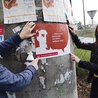  Marcin Przesdzienk i Hania Pękała rozlepiają plakaty z zaproszeniem na rybnicki rynek