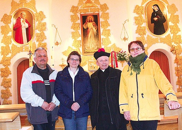  Wierni z Bartnicy są bardzo szczęśliwi z powodu powstania kościoła pw. Miłosierdzia Bożego i św. Jana Pawła II. Od lewej Zygmunt Burek, Izabela Kaptuła, ks. Tadeusz Duda i Anna Schiller