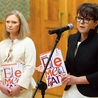 Pierwszą część „Naszego elementarza” oficjalnie zaprezentowały na konferencji prasowej współautorka Maria Lorek (z lewej) i minister edukacji Joanna Kluzik-Rostkowska