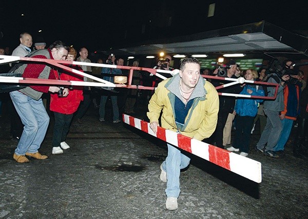 Granica polsko-słowacka  na Łysej Polanie 1 maja 2004 r.  Dokładnie o północy 1 maja  Polacy i Słowacy przecięli  szlaban graniczny dla uczczenia wejścia swoich państw  do Unii Europejskiej 