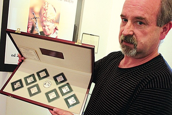 Waldemar Basta prezentuje kolekcję medali z ojcem świętym