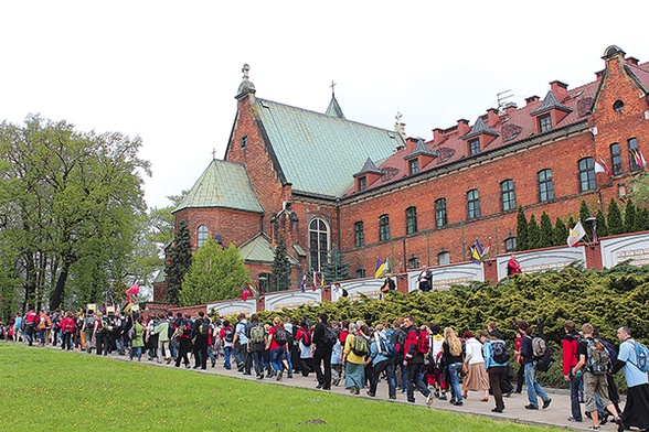 Piesi pielgrzymi bielsko-żywieccy u bram łagiewnickiego sanktuarium