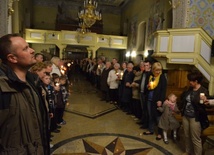 Całe rodziny spotkały się na przedkanonizacyjnym czuwaniu w płońskiej parafii św. Michała Archanioła