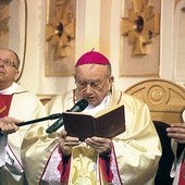 W Rawie Mazowieckiej uroczystościom związanym z kanonizacją przewodniczył bp Alojzy Orszulik. Poza uroczystą Eucharystią odprawioną w parafii Niepokalanego Poczęcia NMP, w której uczestniczyły wszystkie rawskie parafie, odsłonięto także tablicę pamiątkową, obejrzano program przygotowany przez rawskie szkoły i wysłuchano świadectw